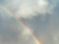 Regenbogenende neben Scheibenwand